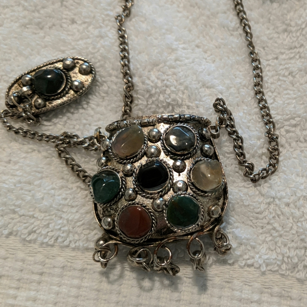 Purse pendant necklace decorated with stones